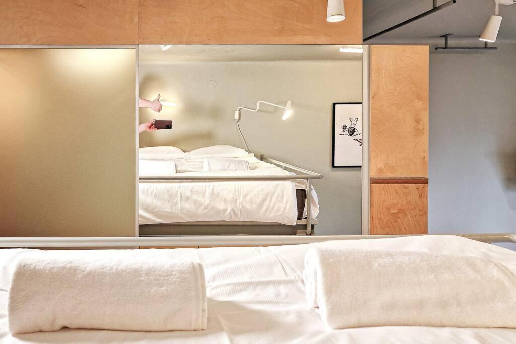 Free Parking - Creative Flat With Fast Wifi And Tv